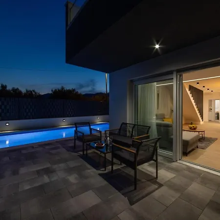 New Luxury Modern Four-bedroom With Pool